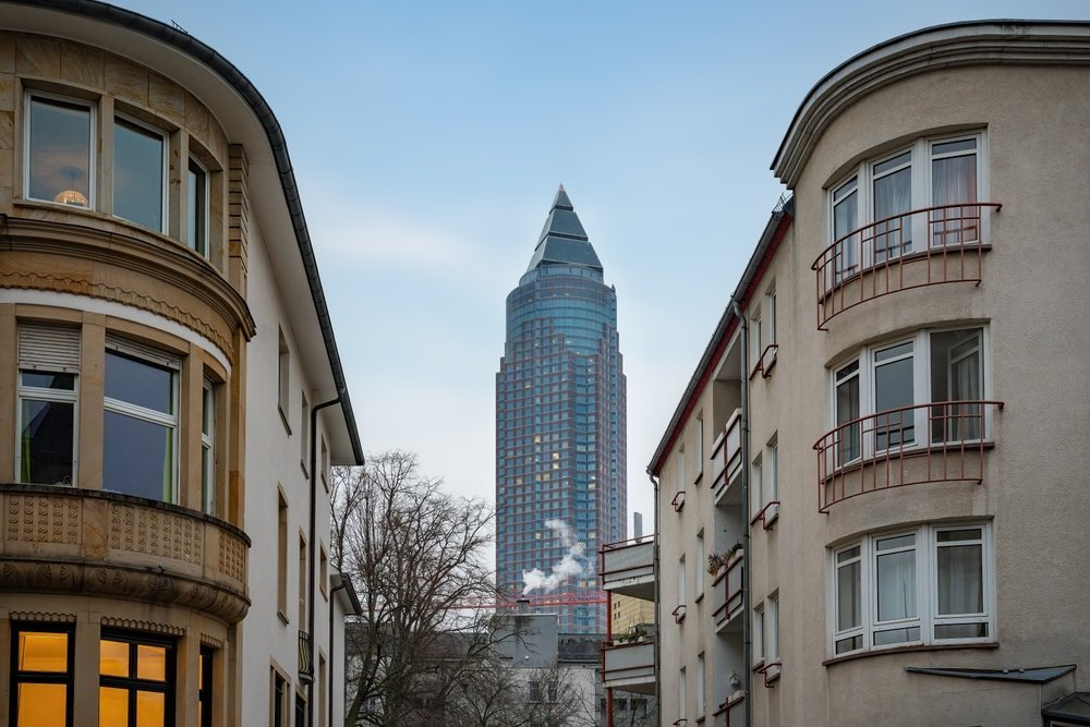 Der Wolkenkratzer Messeturm an der Messe Frankfurt im Westend
