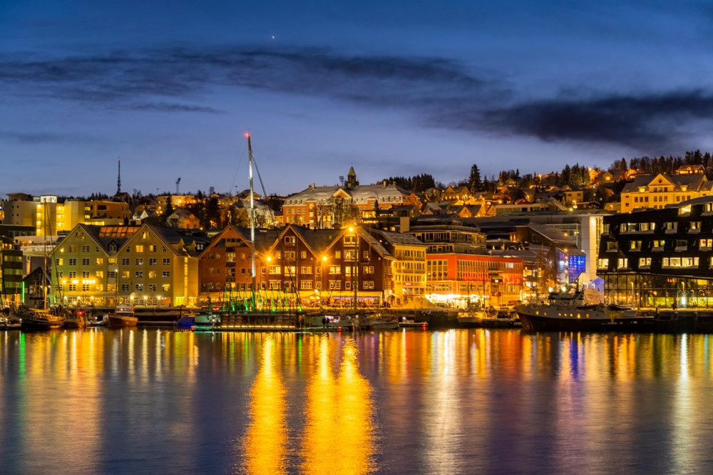 Panorama vom Zentrum von Tromsø und dem Hafen an einem Winterabend
