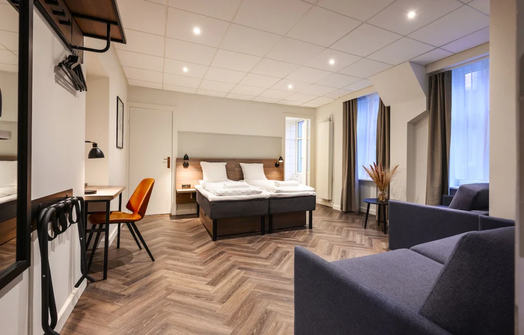 Zimmer mit Doppelbett und Sofa im Go Hotel Saga in Kopenhagen