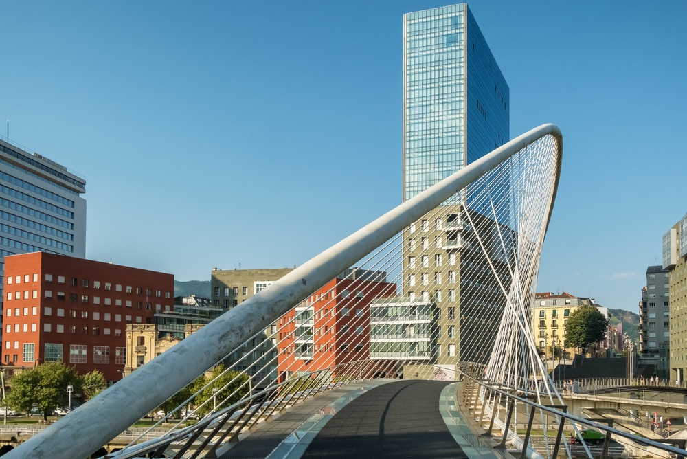 Die Zubizuri-Brücke über den Fluss Nervión bei Campo Volantín in Bilbao von oben