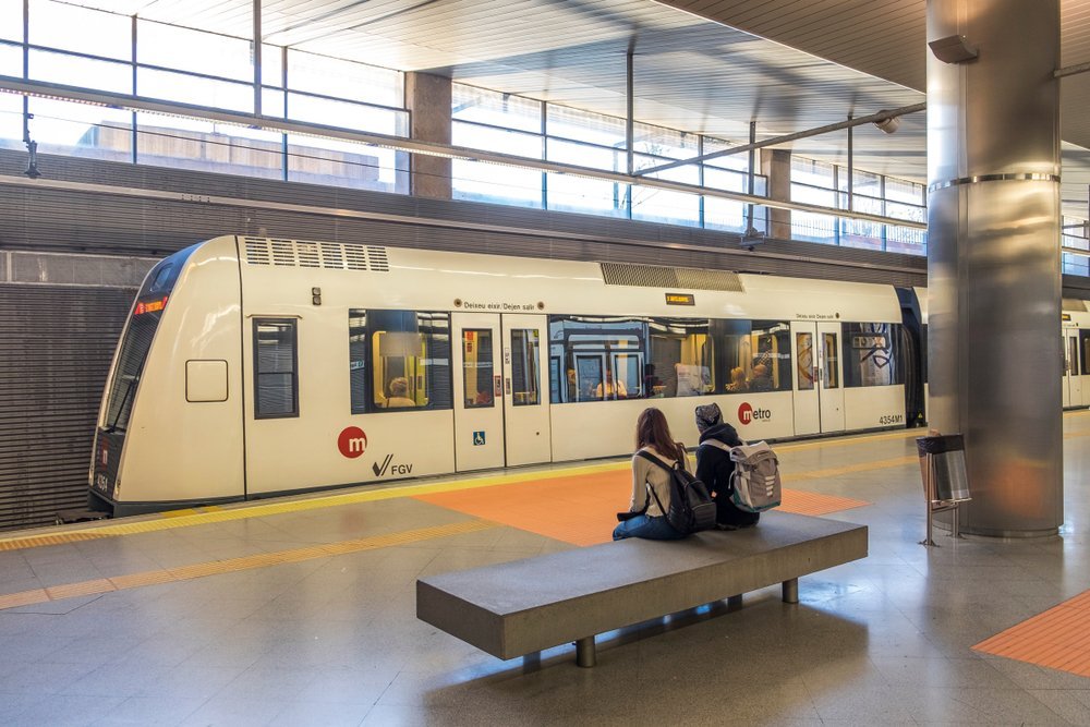 Zug der Metrovalencia an der Station Aeroport unter dem Flughafen Valencia