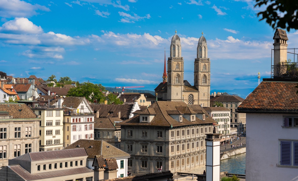 Die Zürcher Altstadt mit alten Dächern und dem Grossmünster
