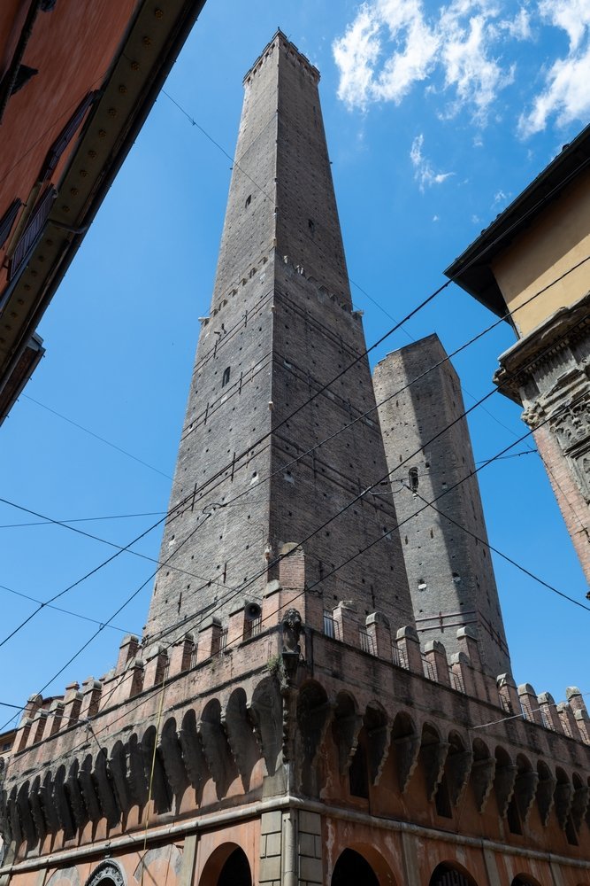 Die zwei Türme Asinelli und der schiefe Garisenda in Bologna